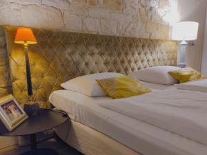 ein Schlafzimmer mit 2 Betten und einem Tisch mit einer Lampe in der Unterkunft Villa Toscana Luxury Loft in Bolesławiec