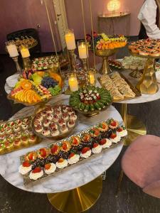 une table remplie de nombreux types différents de denrées alimentaires dans l'établissement Nork Hotel, à Erevan