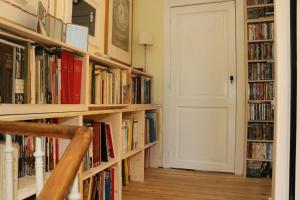 布魯塞爾的住宿－Serbie 21，走廊上摆放着书架,书架上满是书