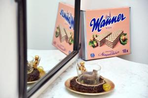 a mirror reflection of a box of mamma max and a plate of food at Grand Vienna City Center Apartment in Vienna