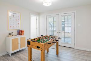 una sala de juegos con una pelota de fútbol sobre una mesa en House in Mobile Newly Renovated! Quiet & Centrally Located! en Mobile
