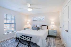 Ένα ή περισσότερα κρεβάτια σε δωμάτιο στο House in Mobile Newly Renovated! Quiet & Centrally Located!