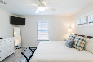 Cama o camas de una habitación en House in Mobile Newly Renovated! Quiet & Centrally Located!