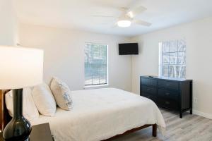 1 dormitorio con 1 cama y ventilador de techo en House in Mobile Newly Renovated! Quiet & Centrally Located!, en Mobile