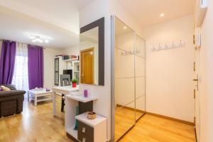 a bathroom with a glass shower in a room at Apartamento Puente de Segovia in Madrid