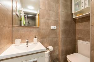 a bathroom with a sink and a toilet at Apartamento Puente de Segovia in Madrid