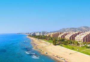 uma vista aérea de uma praia com hotéis e o oceano em Frontal Las Terrazas 1 en Marina d`Or em Oropesa del Mar