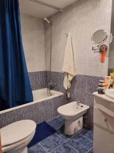 uma casa de banho com um WC, um lavatório e uma banheira em Frontal Las Terrazas 1 en Marina d`Or em Oropesa del Mar
