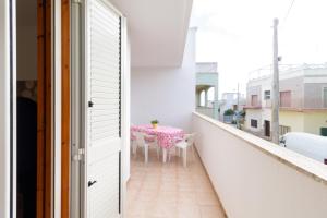 un balcone con tavolo e sedie di Rainbow Apartment - Torre dell'orso a Torre dell'Orso