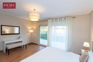sypialnia z dużym białym łóżkiem i oknem w obiekcie Prime Select New Giza w mieście Giza
