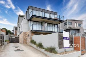 een groot huis met een balkon. bij Affordable 2BR Apartment near Melbourne CBD in Maribyrnong