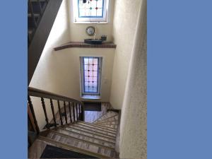 eine Treppe in einem Haus mit einem Fenster und einer Treppe in der Unterkunft Gästezimmer Sprenger - Objekt 25985 in Rostock