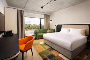 pokój hotelowy z łóżkiem i kanapą w obiekcie Hyatt Place Krakow w Krakowie