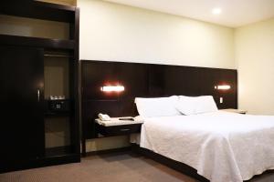 Voodi või voodid majutusasutuse Wyndham Garden Aguascalientes Hotel & Casino toas