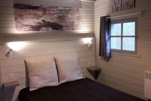 ein Schlafzimmer mit einem Bett mit einem Fenster und einem Bett sidx sidx sidx in der Unterkunft Chalet Oustaou Campan La Mongie Col du Tourmalet in Campan