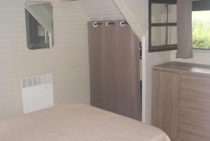 1 dormitorio con cama, lavabo y espejo en Chalet Oustaou Campan La Mongie Col du Tourmalet, en Campan
