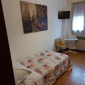 ein Schlafzimmer mit einem Bett mit einer Decke darauf in der Unterkunft Room Pappagnocca in Reggio nell'Emilia