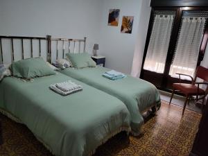 Posteľ alebo postele v izbe v ubytovaní Casa Santa María 2 con jardín y barbacoa
