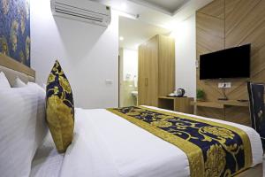 Μια τηλεόραση ή/και κέντρο ψυχαγωγίας στο Hotel Decent Suites - Delhi Airport