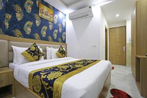 Ένα ή περισσότερα κρεβάτια σε δωμάτιο στο Hotel Decent Suites - Delhi Airport