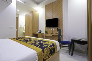 Μια τηλεόραση ή/και κέντρο ψυχαγωγίας στο Hotel Decent Suites - Delhi Airport