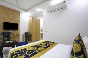 Μια τηλεόραση ή/και κέντρο ψυχαγωγίας στο Hotel Decent Suites - Delhi Airport