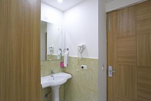 Ένα μπάνιο στο Hotel Decent Suites - Delhi Airport