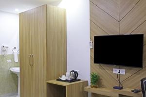 Μια τηλεόραση ή/και κέντρο ψυχαγωγίας στο Hotel Decent Suites - Delhi Airport