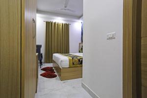Ένα ή περισσότερα κρεβάτια σε δωμάτιο στο Hotel Decent Suites - Delhi Airport