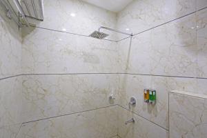 Ένα μπάνιο στο Hotel Decent Suites - Delhi Airport