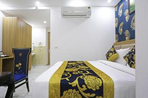 Ένα ή περισσότερα κρεβάτια σε δωμάτιο στο Hotel Decent Suites - Delhi Airport