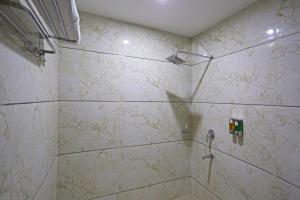 Ένα μπάνιο στο Hotel Decent Suites - Delhi Airport