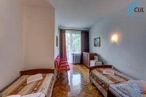 ein Hotelzimmer mit 2 Betten und einem Fenster in der Unterkunft Jawor in Polańczyk