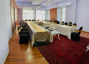 uma grande sala de conferências com uma mesa longa e cadeiras em The Burj Ghazanfar in Mazar-e Sharif 