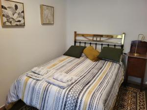 Posteľ alebo postele v izbe v ubytovaní Casa Santa María 2 con jardín y barbacoa