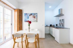 Kuchyň nebo kuchyňský kout v ubytování OleHousing-San Lorenzo