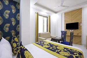 Μια τηλεόραση ή/και κέντρο ψυχαγωγίας στο Hotel Decent Suites - Delhi Airport