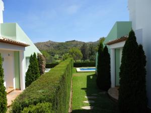 un jardín con árboles y una piscina en Villas El Pinaret - Serviden, en Pedreguer