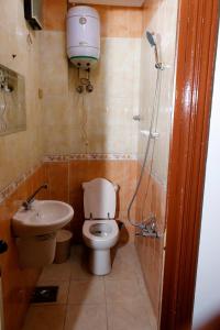 uma casa de banho com um WC e um lavatório em Ismailia House Inn no Cairo
