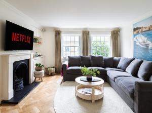 sala de estar con sofá y chimenea en Luxury Home Notting Hill, 4/5 Bed en Londres