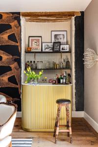 eine Bar in einem Zimmer mit einem Hocker davor in der Unterkunft Château de Gouyas in Montagrier