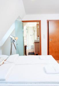 1 dormitorio con 2 camas blancas y baño en Podlesice 38 en Kroczyce