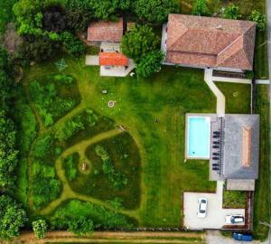 ポロスローにあるKi-kötő Retreatの家とプールのある庭の空中ビュー
