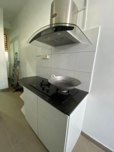 eine Küche mit einer Spüle auf der Theke in der Unterkunft Homestay P residence 3 bedroom and 2 bathroom in Kuching