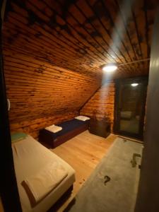 um pequeno quarto com uma cama numa parede de tijolos em Vikendica Lenka em Sijarinska Banja
