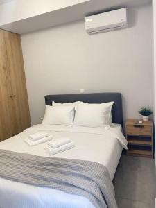 een bed met twee witte handdoeken erop bij DiFan Sea Homes A4 in Verga Kalamata