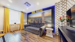 a living room with a couch and a painting on the wall at DUBAI MARINA DE LUX in Bytom