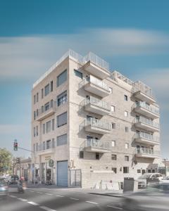 エルサレムにあるAMALON Boutique Apartmentsの通り側のバルコニー付き建物