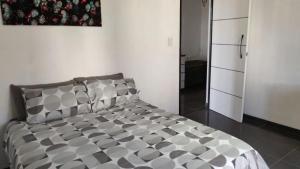 Un dormitorio con una cama y un armario blanco. en Whalers Retreat, en Bettyʼs Bay