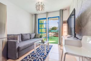 sala de estar con sofá y mesa en Duplex Poolside Playa del Ingles, en Playa del Inglés